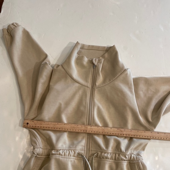 Lululemon Cinch-Waist Softstreme Jacket Women’s Size 6 beige - Picture 6 of 7